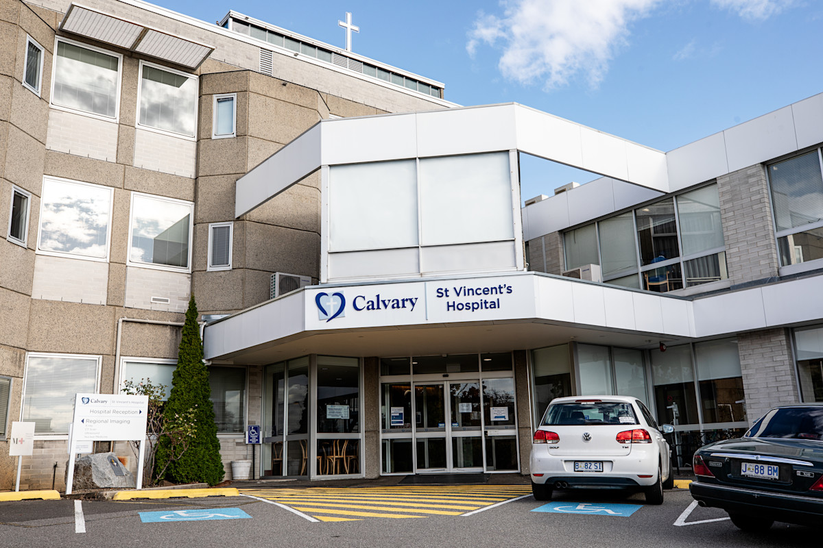 Building, Office Building, Car, License Plate, Wheel, City, Hospital, Police Station, Urban, Plant