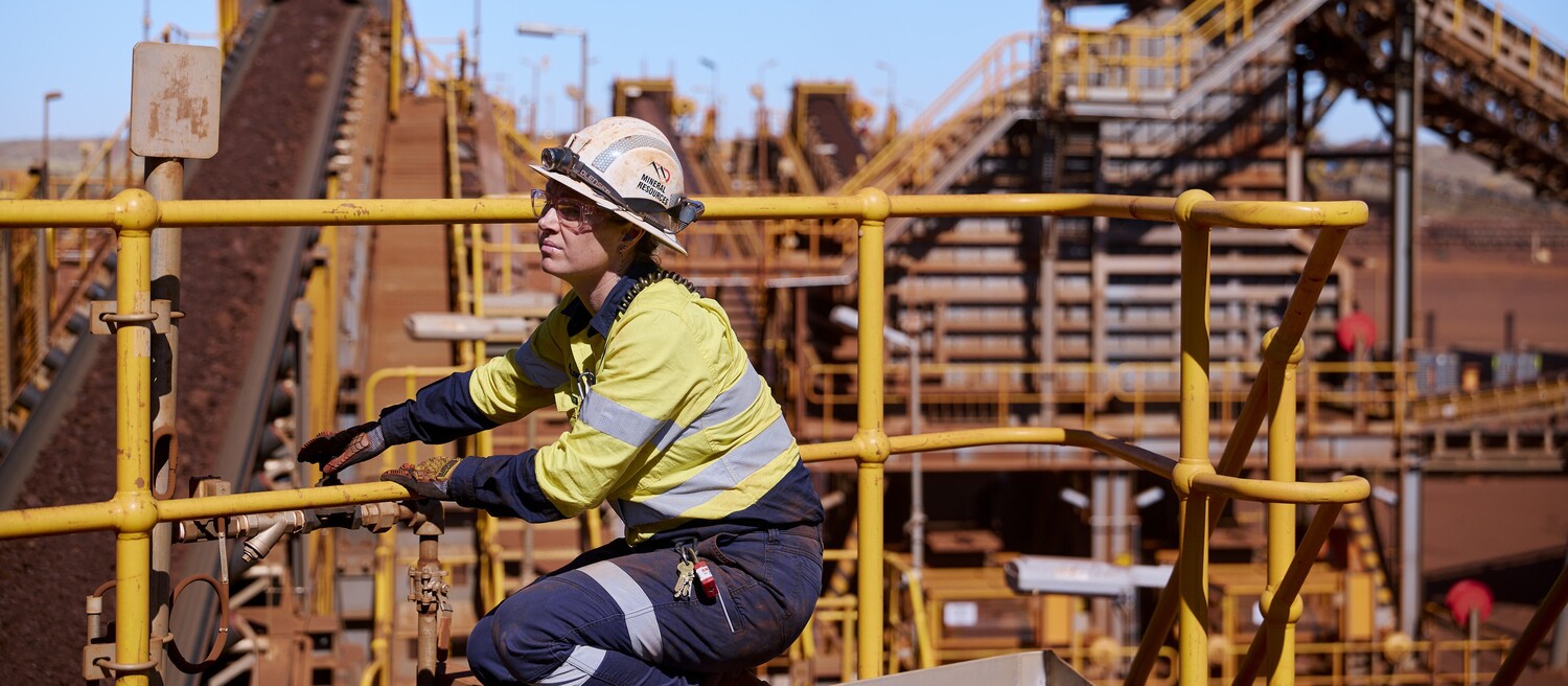 Person, Worker, Adult, Male, Man, Hardhat, Helmet, Glove, Construction, Glasses