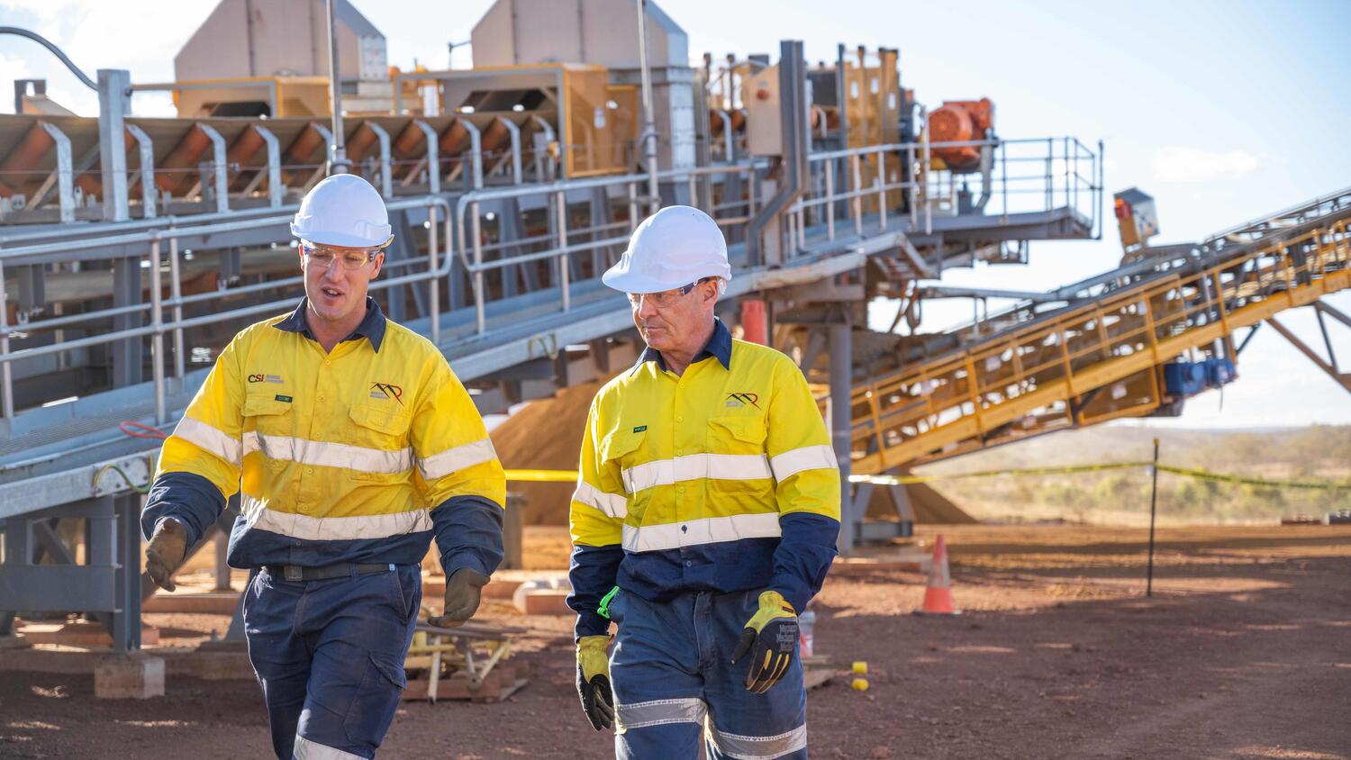 Person, Worker, Glove, Hardhat, Helmet, Adult, Male, Man, Glasses, Belt