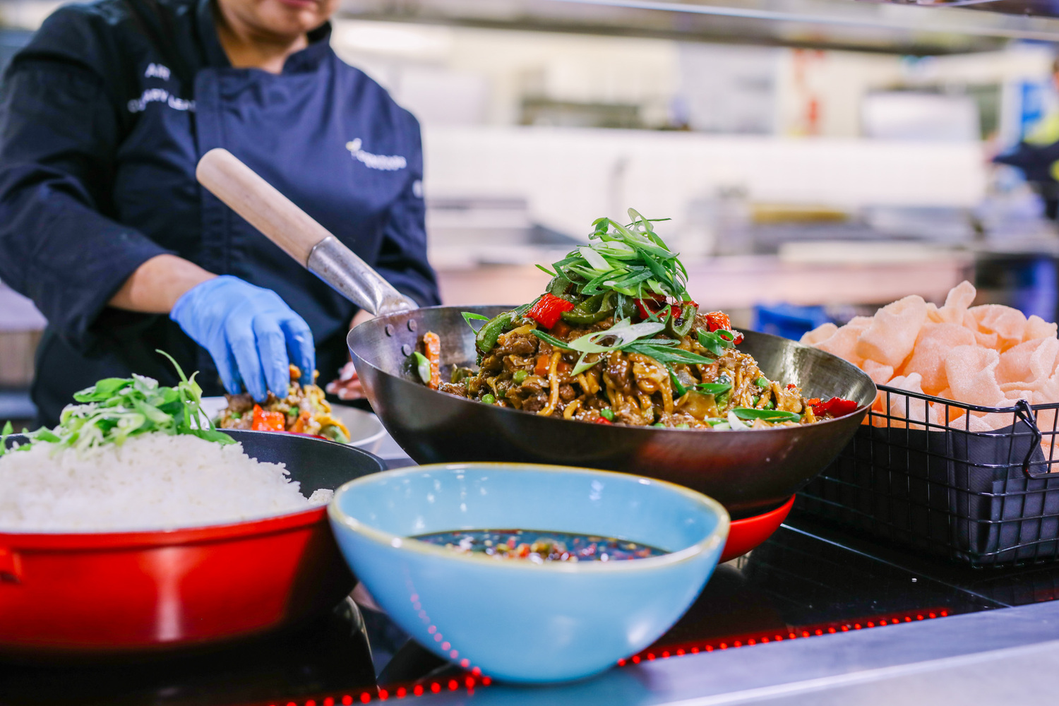 Cooking Pan, Cookware, Food, Food Presentation, Clothing, Glove