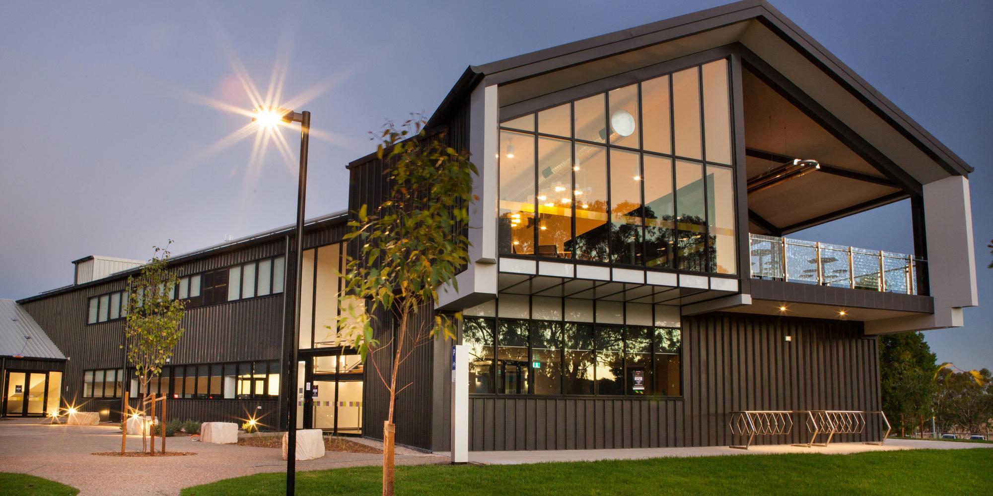 Building, Office Building, Grass, Housing, Villa, Condo, City, Interior Design, Lawn, Shelter
